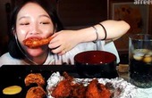 Em gái Hàn Quốc ăn 1 đống miếng gà KFC cực ngon 