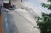 Video clip: Xe máy gặp nạn kinh hoàng vì tránh người đi bộ sang đường