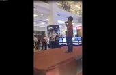 Video clip: Mượn mic hát chơi, cậu bé khiến cả trung tâm thương mại phải vỗ tay rào rào