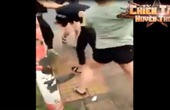 Video clip : Chàng trai bị ba cô gái nện tới tấp 