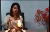 Video clip: ''Thánh nữ công sở'' đốt lửa nướng cá trên tay 
