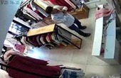 Video Clip: Dê già bệnh hoạn vào shop quần áo làm trò đồi bại với nữ nhân viên