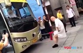 Dùng 'của quý' kéo xe bus chạy bon bon trên đường