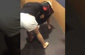 Video Clip: Nói xấu nhau sau lưng, nữ sinh lôi nhau vào nhà vệ sinh "nện" tới tấp