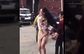 Video Clip: Cô gái xấu hổ khi bị xé toạc váy áo giữa phố vì gặp tai nạn bất ngờ từ chiếc xe máy