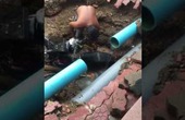 Vỡ ống nước dẫn đến sạt lở đường khiến thanh niên phi cả người lẫn xe xuống hố