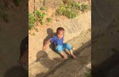 Video Clip: Cậu bé nằm im gần xe sau vụ tai nạn, khi mọi người đến gần thì...