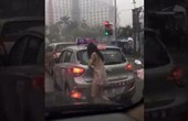 Video Clip: Cô gái mặc váy ngủ đi dưới trời mưa 