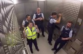 Hình ảnh quay bí mật cảnh sát trong thang máy khiến nhiều người bất ngờ