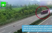 Bé gái bay khỏi ô tô trên cao tốc, xe container phanh cháy đường
