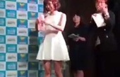 Nữ diễn viên cởi quần lót tặng cho fan hâm mộ ngay trong buổi họp báo