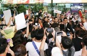 Hoa hậu H'Hen Niê được chào đón nồng nhiệt ở sân bay như sao Hàn