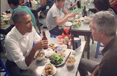 Quán bún chả TT Obama đến ăn tối đưa bộ bàn ghế ông ấy ngồi vào tủ kính