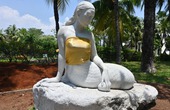 Một công viên ở Indonesia quyết định che ngực trần của những bức tượng Nàng tiên cá
