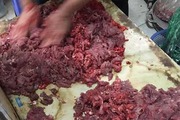 Cách phát hiện 'thịt bò' làm từ lợn sề và tiết trâu ngoài chợ