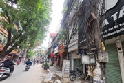 "Vội vã" lát vỉa hè khi tuyến phố còn "lòng thòng" dây cáp
