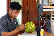 Long An: Đắp chữ nổi 3D lên trái dừa chưng Tết, vừa đăng facebook, trai đẹp này đã nhận được hàng chục đơn