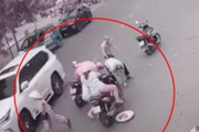 Những kẻ 'hôi của' tranh nhau nhặt tiền của cô gái đánh rơi có bị xử phạt?