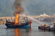 Đà Nẵng hỗ trợ các tàu Bình Định bị cháy ở Âu thuyền Thọ Quang mùng 3 Tết