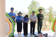 Đem 800 lá cờ đỏ sao vàng đến với nhân dân vùng biên giới