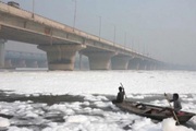 Nguy hiểm tiềm ẩn từ bọt trắng độc hại phủ kín mặt sông ở Ấn Độ