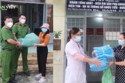 Video: Báo Dân Việt tặng khẩu trang, đồ bảo hộ, kính chắn giọt bắn cho công an và nhân viên y tế