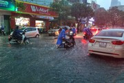 Mưa lớn mù trời khiến nhiều tuyến đường tại Đà Nẵng ngập sâu, hàng loạt xe chết máy