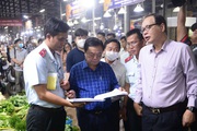 3 giờ sáng, Bộ trưởng Lê Minh Hoan khảo sát chợ đầu mối Bình Điền