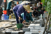 Đá lát vỉa hè có tuổi thọ 70 năm ở Hà Nội "nát tươm" sau thời gian ngắn sử dụng