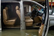 Sau mưa lũ ở Nghệ An, những ô tô bị ngập nước là coi như "vứt bỏ"?