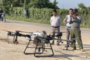Cả làng bất ngờ khi ông nông dân Đồng Nai "vác" nửa tỷ đi mua máy bay không người lái đem vô vườn bưởi 10ha