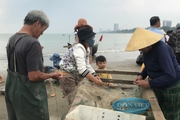 Ở Nghệ An có nghề đi mủng, chồng đi, vợ đợi nhà, sáng ra hợp sức gỡ cá, tôm có ngay "tiền tươi thóc thật"