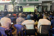 Các quán cafe Sài Gòn chật ních người xem World Cup