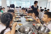 Trẻ ăn bán trú ở trường: Nơm nớp nỗi lo