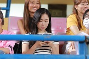 Vợ của Hà Đức Chinh xuất hiện trên sân Hàng Đẫy cổ vũ chồng