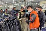 Quần áo ấm đại hạ giá hút khách từ vỉa hè đến cửa hàng lớn ở Hà Nội
