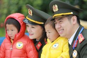Mang áo ấm tặng trẻ vùng cao