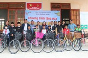 Mang yêu thương đến với đồng bào miền núi 