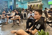 Mê World Cup, fan bóng đá qua đêm tại quán café, vợ giận vì ghen với trái bóng tròn