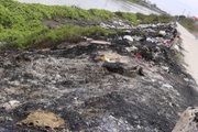 Hãi hùng cảnh rác thải bốc cháy kéo dài hàng trăm mét tại huyện Thường Tín (Hà Nội)
