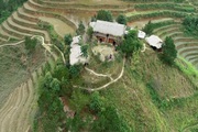 Vợ chồng nông dân Yên Bái xây nhà chon von giữa ruộng bậc thang, khách Tây háo hức đến cùng ở, cùng ăn, cùng làm