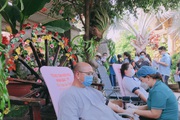 Nhiều người dân, Phật tử đến điểm hẹn "góp những giọt hồng" trước dịp nghỉ lễ 30/4-1/5