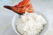 Căng bụng vì cơm trắng ăn với khô