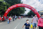 TP.HCM: Công nhân phấn khởi, tay xách nách mang tại "Ngày hội công nhân – phiên chợ nghĩa tình"
