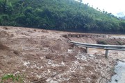 Lai Châu: Bùn đất tràn xuống đường gây ách tắc giao thông