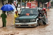 Công an Sơn La dầm mình trong mưa lũ giải cứu dân mắc kẹt