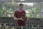 Trai làng Thái Nguyên đổi đời nhờ trồng hoa lan