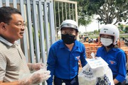 Thầy Hiệu trưởng ở An Giang nấu hàng trăm suất cơm miễn phí cho sĩ tử