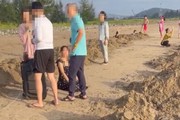 Xôn xao clip nhóm du khách tắm cát "huyệt mộ" ở Cửa Lò