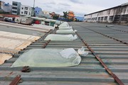 Người dân Bình Định cấp tốc đổ nước vào túi nilon chèn mái nhà chống bão
